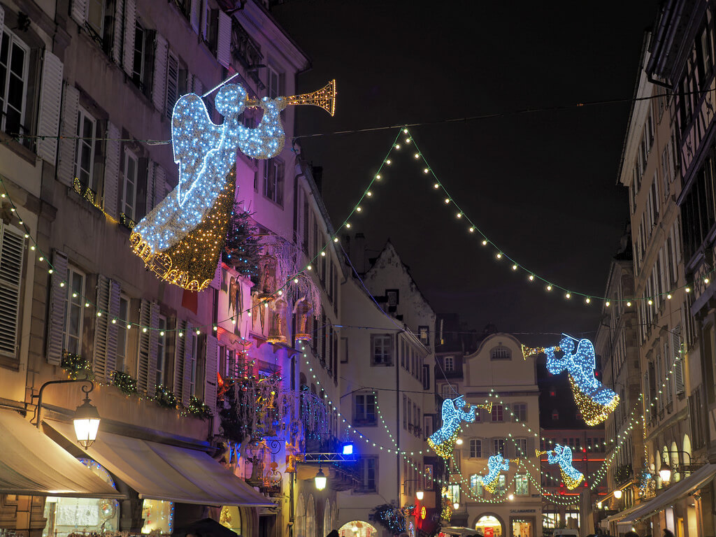 HOW TO HAVE FUN ON A CHRISTMAS SEASON DATE WITHOUT DRINKING ALCOHOL