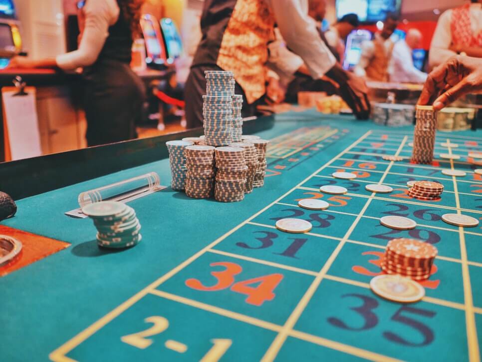 THE CONNECTIONS BETWEEN GAMBLING ADDICTION AND SUBSTANCE ADDICTION