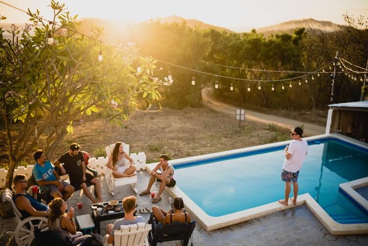 HOW YOU CAN MAKE FRIENDS WITHOUT BONDING OVER ALCOHOL