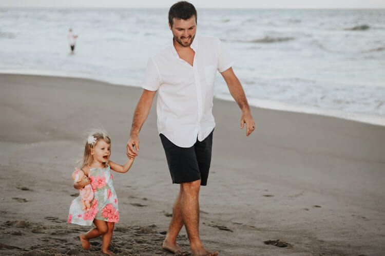 THE EFFECTS OF ALCOHOLIC PARENTS ARE GENDER-SPECIFIC