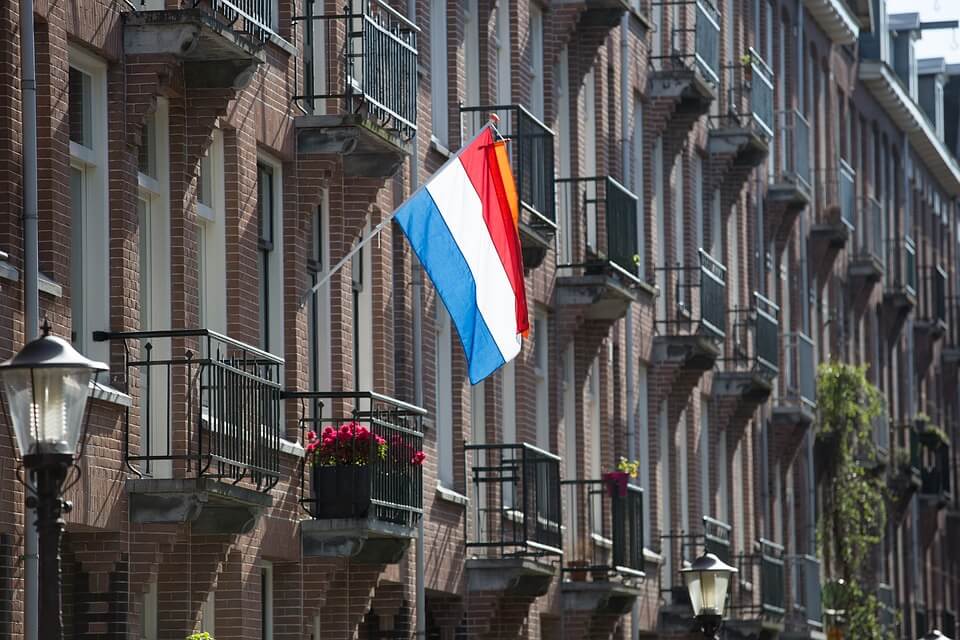 THE DUTCH SEEM TO LIVE THE DRY LIFE