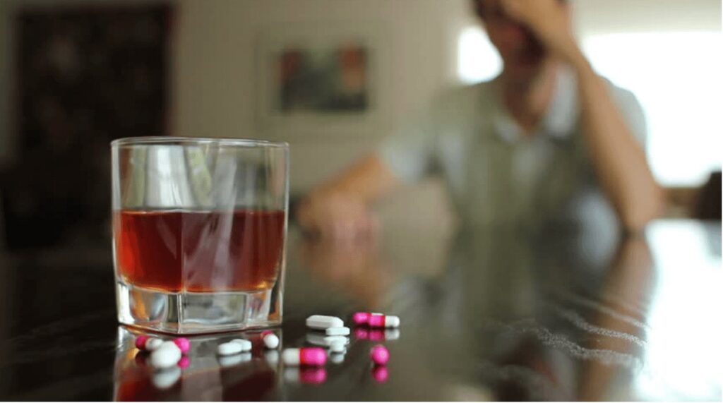 can melatonin be mixed with alcohol?