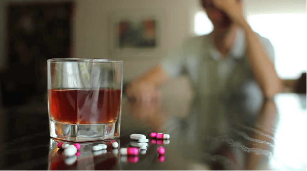 can melatonin be mixed with alcohol?